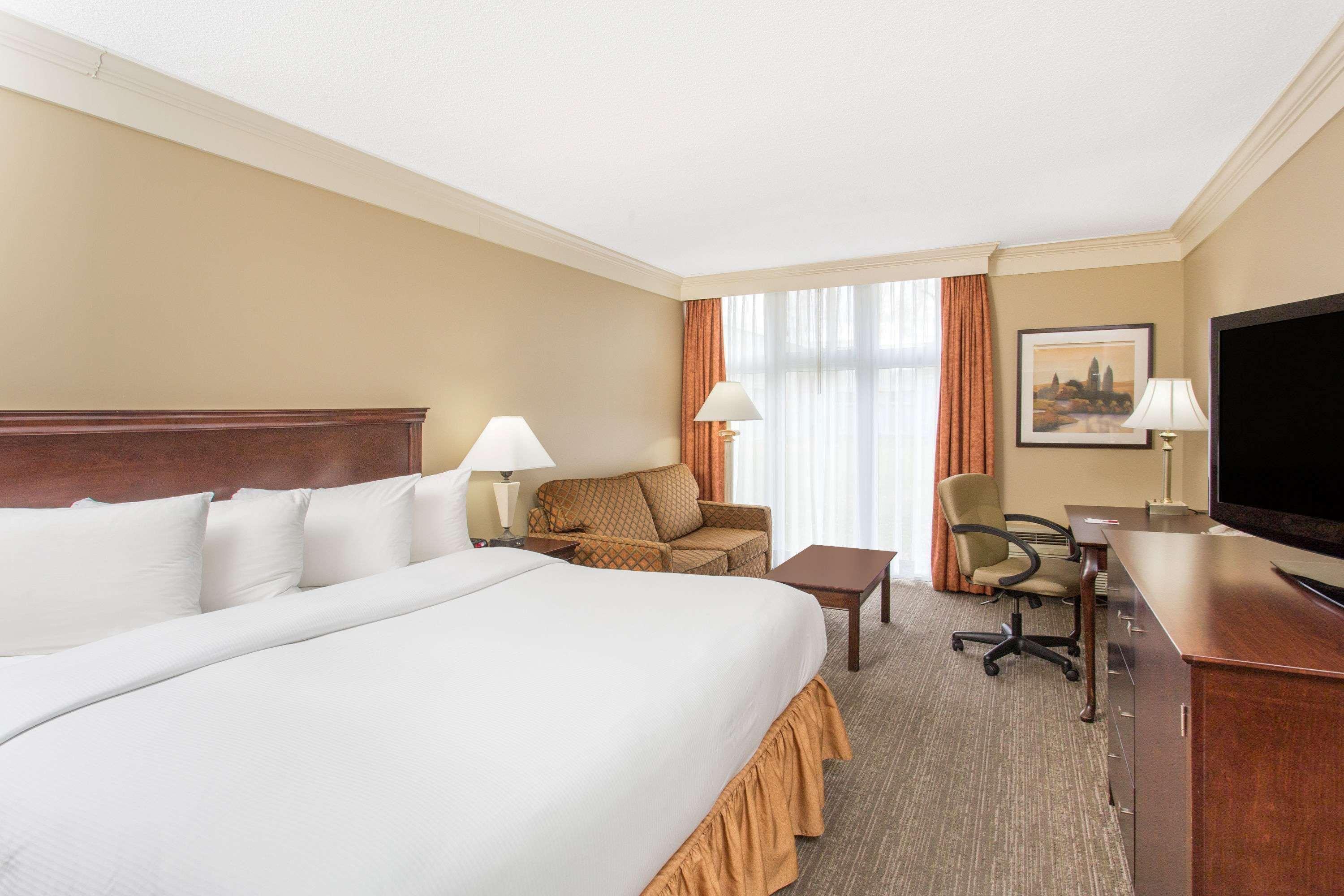 Ramada By Wyndham Cornwall Exterior photo
